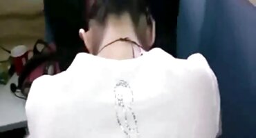 ഡെസ്ക്ടോപ്പിൽ ബോക്സുകൾക്കിടയിൽ ഒരേ സമയം രണ്ട് ആൺകുട്ടികളാണ് സുന്ദരിയായ നഗ്നത കാണിക്കുന്നത്