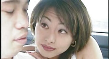 കഷണ്ടി ലിബർട്ടൈൻ ഒരു വികാരാധീനയായ പെൺകുട്ടിയുടെ കോഴിയെ നോക്കുന്നു