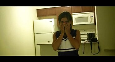 നീണ്ട ലിംഗമുള്ള മാച്ചോ ഒരു മനോഹരമായ കഴുത കൊണ്ട് ഒരു സ്നോ വൈറ്റ് ബ്രൌണിനെ ഗുണപരമായി ഫ്രൈ ചെയ്യുന്നു