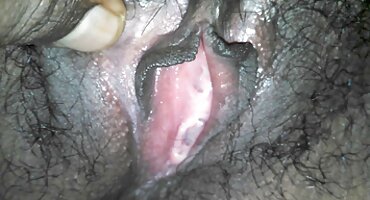 ഒരു മസാജ് പാർലറിൽ ഒരു ടാറ്റൂ ഒരു മനുഷ്യൻ ഒരു യുവ കുഞ്ഞിനെ നോക്കുന്നു