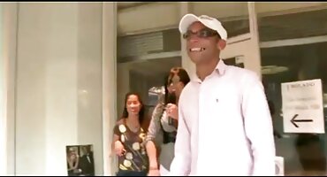 പുള്ളിക്കാരൻ ഒരു യുവ പെൺകുട്ടി ഡോഗി സ്റ്റൈൽ ഇൻ പുസ്സി, കുമ്മായം ഉള്ളിൽ