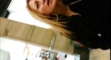 ബസ്റ്റി ബ്രൗണിസം വ്യത്യസ്ത സ്ഥാനങ്ങളിൽ ഒരു സുന്ദരനായ മാച്ചോ ലൈംഗിക ഉണ്ട്