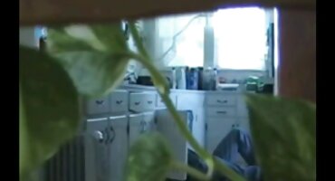 അവൻ വായിൽ ഒരു തവിട്ടുനിറമുള്ള പെൺകുട്ടി നില്ക്കുന്ന ഷേവ് അവളുടെ