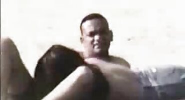 പ്രണയത്തിലായ ഒരു യുവതി ഒരു പുരുഷനെ തൃപ്തിപ്പെടുത്തുന്നു