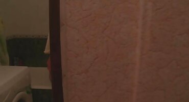 റോട്ടിൽ ചാടി അടുക്കള തറയിൽ ബുസ്റ്റി ബ്ലാൻഡ്