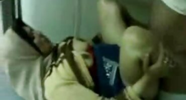 ഒരു നേർത്ത കോഴി മേൽ ചാടി രോമമുള്ള പ്യൂബിസ് കൂടെ ലാസ്