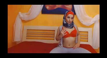 കാമുകനുമായി ലൈംഗിക ബന്ധത്തിൽ ഏർപ്പെടുമ്പോൾ പെൺകുട്ടിയും അവളുടെ കാമുകിയും അവരുടെ പുസികൾ നക്കുന്നു