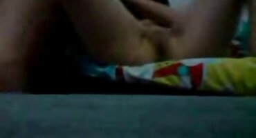 സുന്ദരിയായ പെൺകുട്ടി പുരുഷനുമായി പരുക്കനും വികാരാധീനനുമായ ലൈംഗികതയ്ക്ക് വിമുഖത കാണിക്കുന്നില്ല