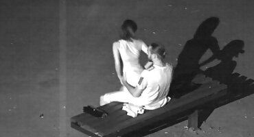 മോഡൽ ഏജന്റിന് സ്റ്റാൻഡിംഗ് ടിറ്റുകൾ കാണിച്ചു, ദ്വാരങ്ങളുള്ള ഒരു വലിയ ഹാർഡ് കോഴിയെ സ്ട്രോക്ക് ചെയ്തു