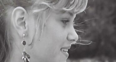 ഒരു റബ്ബർ കോഴി അവളുടെ ദ്വാരങ്ങൾ ഉത്തേജിപ്പിക്കുന്ന സ്നേഹിക്കുന്നു