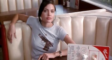 വെളുത്ത നീല വസ്ത്രത്തിൽ യുവ നായിന്റെ മോൻ കിടക്കയിൽ ബോസുമായി ലൈംഗിക ബന്ധത്തിൽ ഏർപ്പെടുന്നു