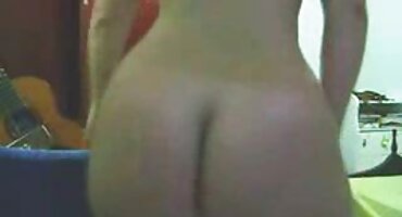 യുവതി ഒരു കോഴിയെ വലിച്ചു, കോഴിയിൽ ചാടി ബീജം എടുത്തു