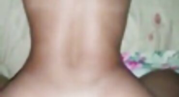 പുള്ളിക്കാരൻ തന്റെ വളർത്തുമൃഗത്തോടൊപ്പം കാർഡുകൾ കളിക്കുകയും അവളെ കുത്തിക്കൊല്ലുകയും ചെയ്തു.