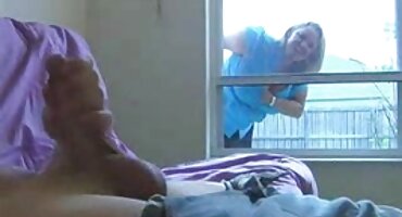 കുനി ശേഷം, പെൺകുട്ടി കോഴി കീഴിൽ അവളുടെ പുസ്സി വെച്ചു