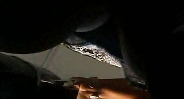 നീണ്ട ലിംഗമുള്ള ഒരു വ്യക്തിക്ക് സ്കിൻ ഫ്ലാറ്റ് ഫ്ലാറ്റ് ടംബി നൽകുന്നു