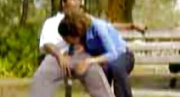 ഗ്ലാസിലെ താടിയുള്ള മനുഷ്യൻ ബ്രൌണിന്റെ കഴുതയെ നക്കി, അവളുടെ കഴുതയിൽ അവന്റെ വലിയ കോഴി കുടുങ്ങി