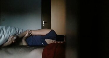 ഒരു മുതിർന്ന മനുഷ്യൻ സജീവമായി ചുവന്ന പ്ലെയ്ഡ് പാവാട ഒരു സ്കൂൾ പെൺകുട്ടിയുടെ പുസ്സി ഒരു വലിയ കൊഴുപ്പ് കോഴി കുലുക്കുന്നു