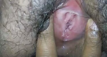 കറുത്ത പേറ്റന്റ് ഷൂസുകളിൽ പെർഡാക്ക് പെൺകുട്ടികളെ അടുക്കള മേശപ്പുറത്ത് വൃത്തിയാക്കിയ താടി