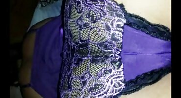 പുള്ളിക്കാരൻ ഒരു കോഴിക്കുഞ്ഞിന്റെ കഴുതയെ വളർത്തി ഉള്ളിൽ ചേർത്തു