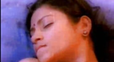 പയ്യൻ കാർഡുകളിൽ പെൺകുട്ടിയുമായി കളിച്ചു, അവളുടെ വസ്ത്രങ്ങൾ അഴിച്ചുമാറ്റി