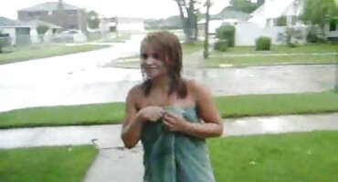 ടാറ്റൂ ചെയ്ത മനുഷ്യൻ ഒരു കസേരയിൽ ഒരു ബ്രൌൺ കോഴിയെ കുലുക്കുന്നു