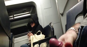 സ്റ്റെയർകേസിൽ നഗ്നചിത്രങ്ങൾ കുത്തനെയുള്ള ദ്വാരങ്ങൾ മാറ്റിസ്ഥാപിക്കുന്നു