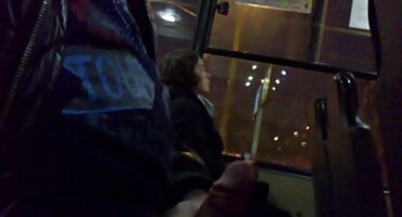 സ്യൂട്ടിൽ രണ്ട് ആൺകുട്ടികളും കഴുതയും സമനിരപ്പുണ്ടാക്കുക സ്ലട്ട്