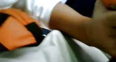 പെൺകുട്ടി അവളുടെ കാമുകൻ അവളെ ചേർന്ന് വിവിധ പോസുകളിൽ അവളെ ഫക്ക് ചെയ്തപ്പോൾ അവളുടെ കണ്ട് സ്ട്രോക്ക് ചെയ്യുകയായിരുന്നു