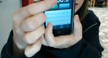 പെണ്കുട്ടി ലക്ഷ്യത്തിലേയ്ക്കു നീങ്ങുകയും തുപ്പലിനായി ദ്വാരങ്ങൾ മുറിക്കുകയും ചെയ്തു.