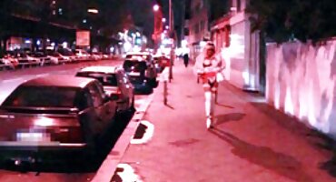 മെലിഞ്ഞ രൂപവും വിശാലമായ മുലകളും ഉള്ള പെൺകുട്ടി ആദ്യമായി ഒരു കറുത്ത മനുഷ്യൻ ഫക്ക് ചെയ്യുന്നു