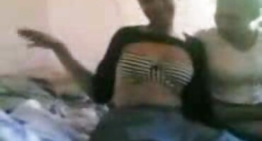 ഒരു വെളുത്ത കോഴി ന് പാന്റീസ് സവാരി മുലത്തൊ