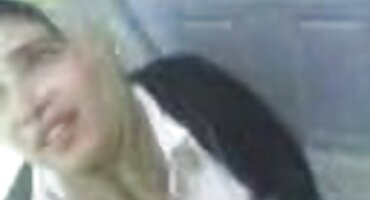 കാമുകി ഗ്ലാസുകൾ കാമുകി എടുക്കുന്നു എല്ലാം ഫോണിൽ