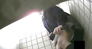 കുടിച്ചു ബ്ലൊംദിന്ഗ് അവളുടെ ഇടുപ്പ് നന്നായി നീങ്ങുന്നു ഒരു വലിയ എബണി കോഴി സോഫയിൽ സവാരി സമയത്ത്