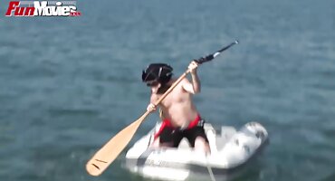 ഈ സൌന്ദര്യത്തിന്റെ കാലുകൾ വിരിച്ച്, ആൾ അവളുടെ ദ്വാരം നക്കി ചൂടുള്ള