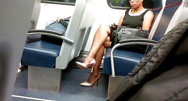 പെണ്കുട്ടി അവളുടെ ബണ് വിരിച്ചു സ്വയം നശിക്കാന് അനുവദിച്ചു