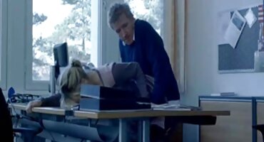 ടെറസിൽ മോണിംഗ് ഫക്ക് പിച്ച്ഫോർക്ക് യുവ ദമ്പതികൾ രതിമൂർച്ഛയിലേക്ക് നയിക്കുന്നു