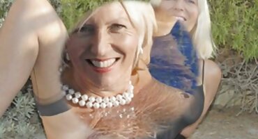 കറുത്ത പാന്റിഹോസിൽ സ്കൂൾ വിദ്യാർത്ഥി ഒരു വലിയ ഉപകരണം ഉപയോഗിച്ച് ഒരു പക്വതയുള്ള മനുഷ്യന് കീഴടങ്ങി