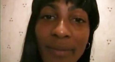 തെരുവ് നടുവിൽ ഒരു സുതാര്യമായ ക്യൂബിൽ അപരിചിതനുമായി ചൂടുള്ള സെക്സ്