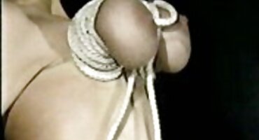 ലെസ്ബിയൻസ് ഒരു ആവേശകരമായ പങ്കാളിയുടെ സ്തനങ്ങൾ ഒരു റബ്ബർ സ്ട്രാപ്പ് ഇളക്കുക