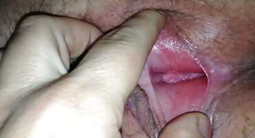 റെഡ്ഹെഡും അവളുടെ കാമുകിയും ഒരു ത്രികോണ പയ്യനെ രസിപ്പിക്കുന്നു