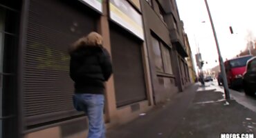 ഭൂമിയിൽ നിന്ന് സുന്ദരിയായ പെൺകുട്ടി നഗ്നനായി അന്യഗ്രഹ അനലോഗ്